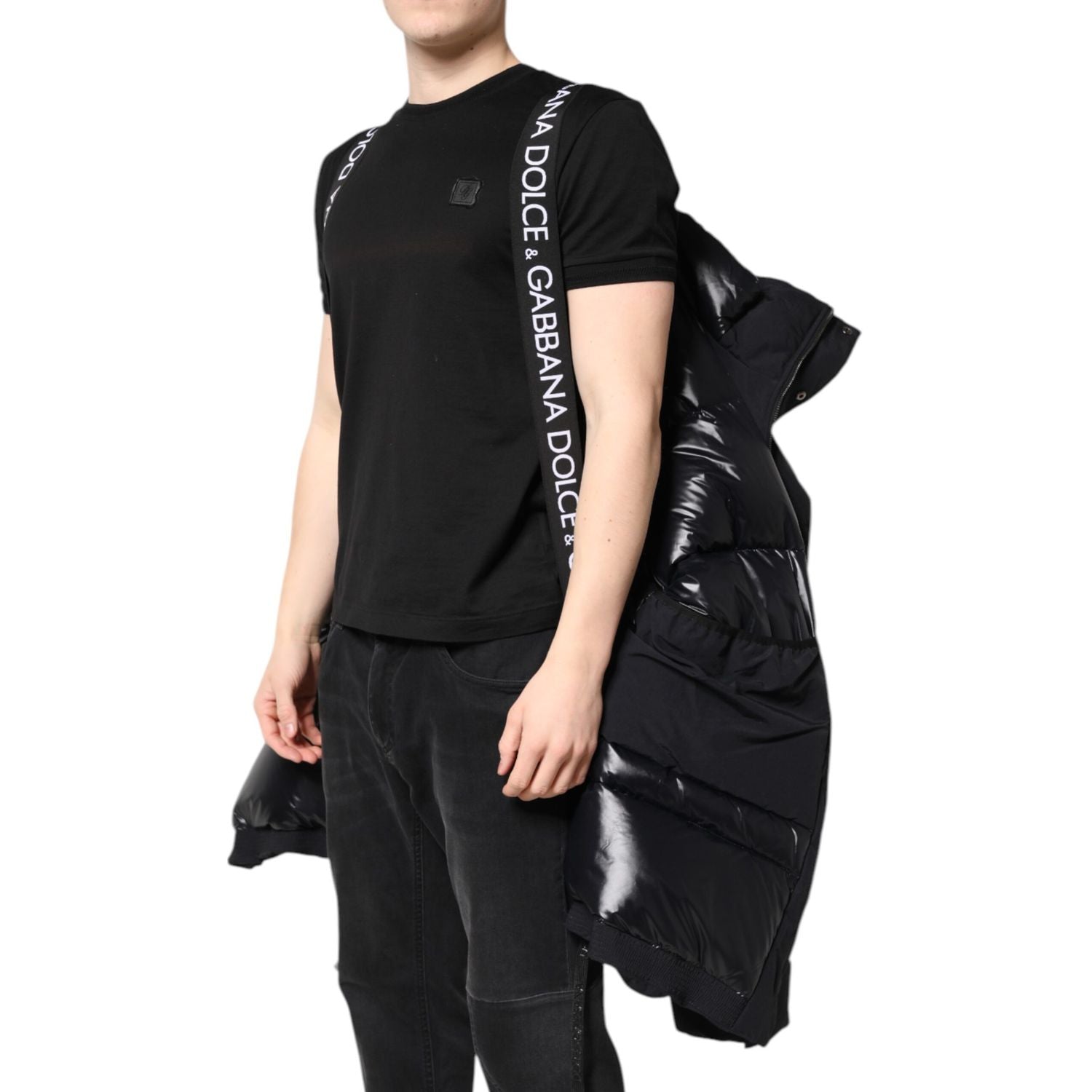 Front view with bag zipped and handles upright.
