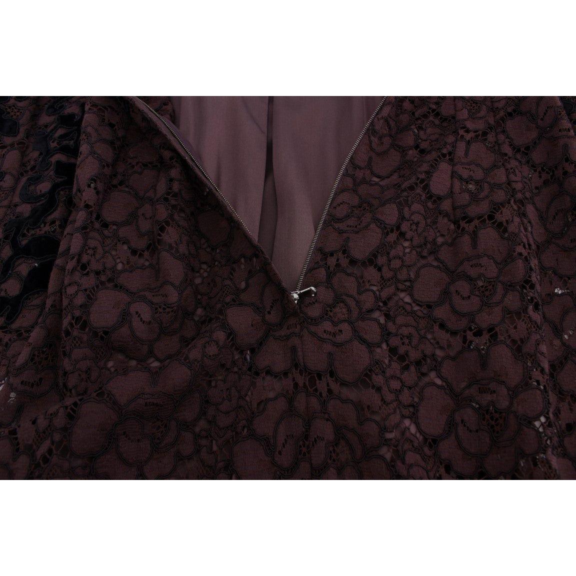 فستان ماكسي أنيق من الدانتيل باللون البنفسجي من دولتشي آند غابانا