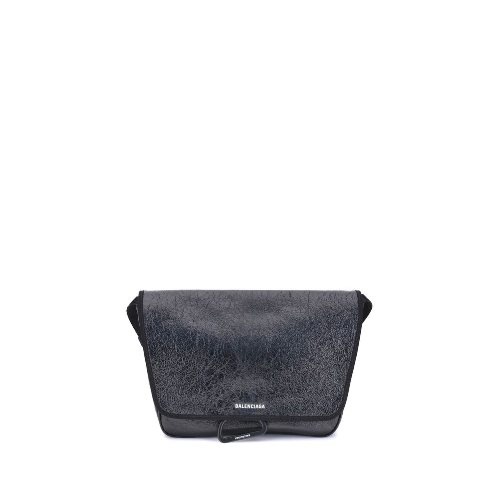 Front view with bag zipped and handles upright.