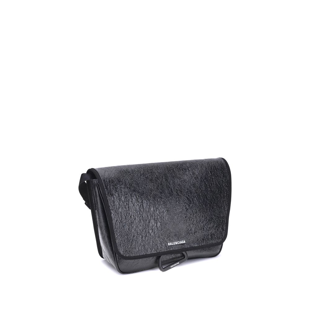 Front view with bag zipped and handles upright.