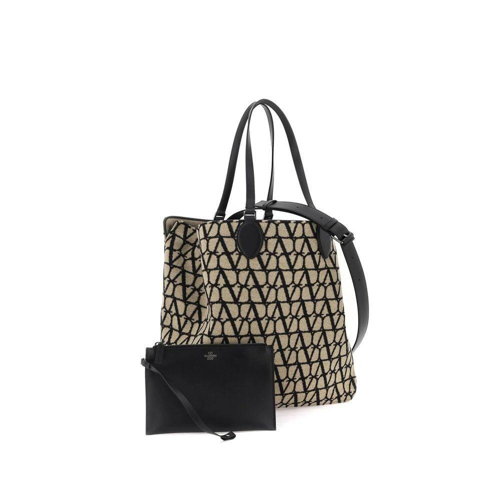 Front view with bag zipped and handles upright.
