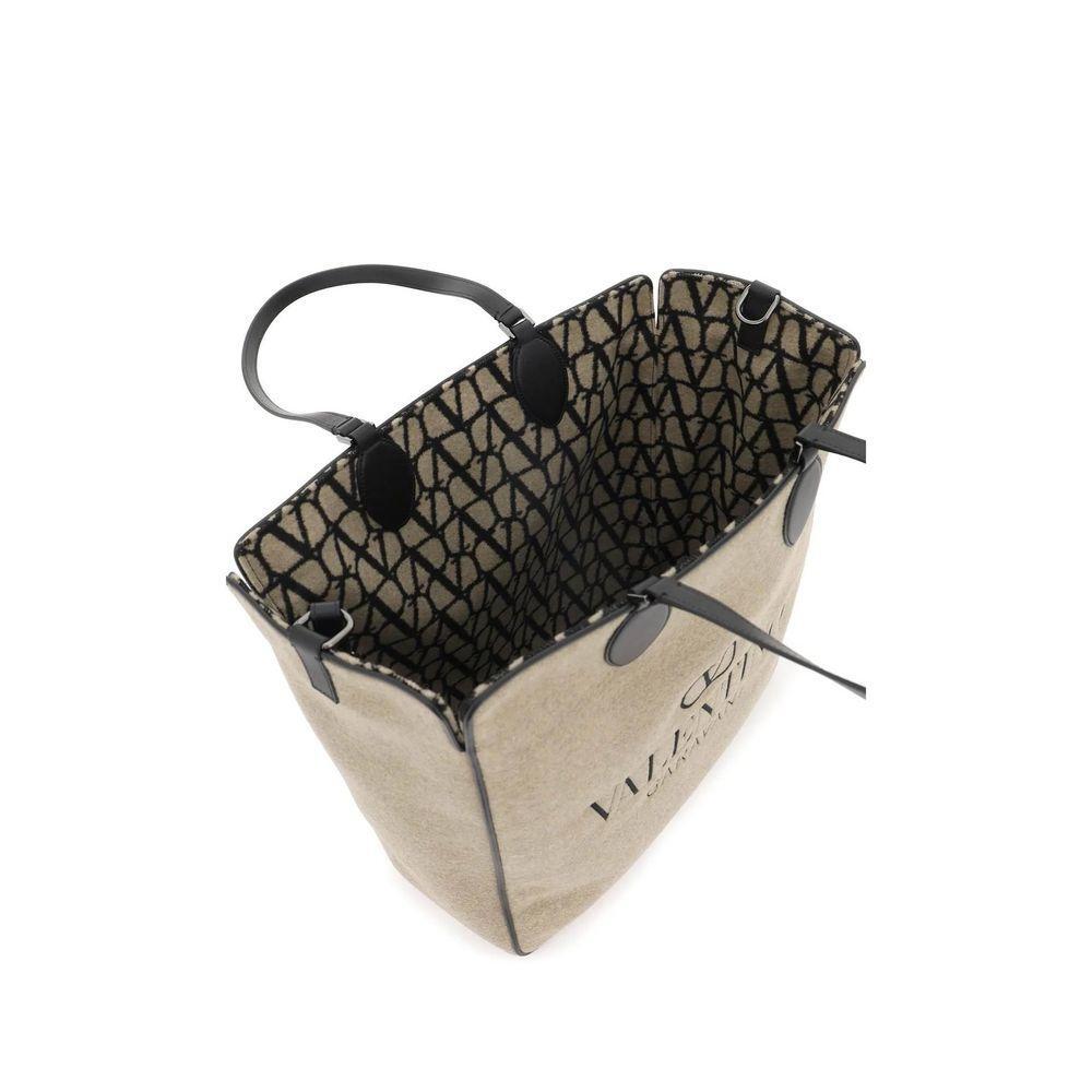 Front view with bag zipped and handles upright.