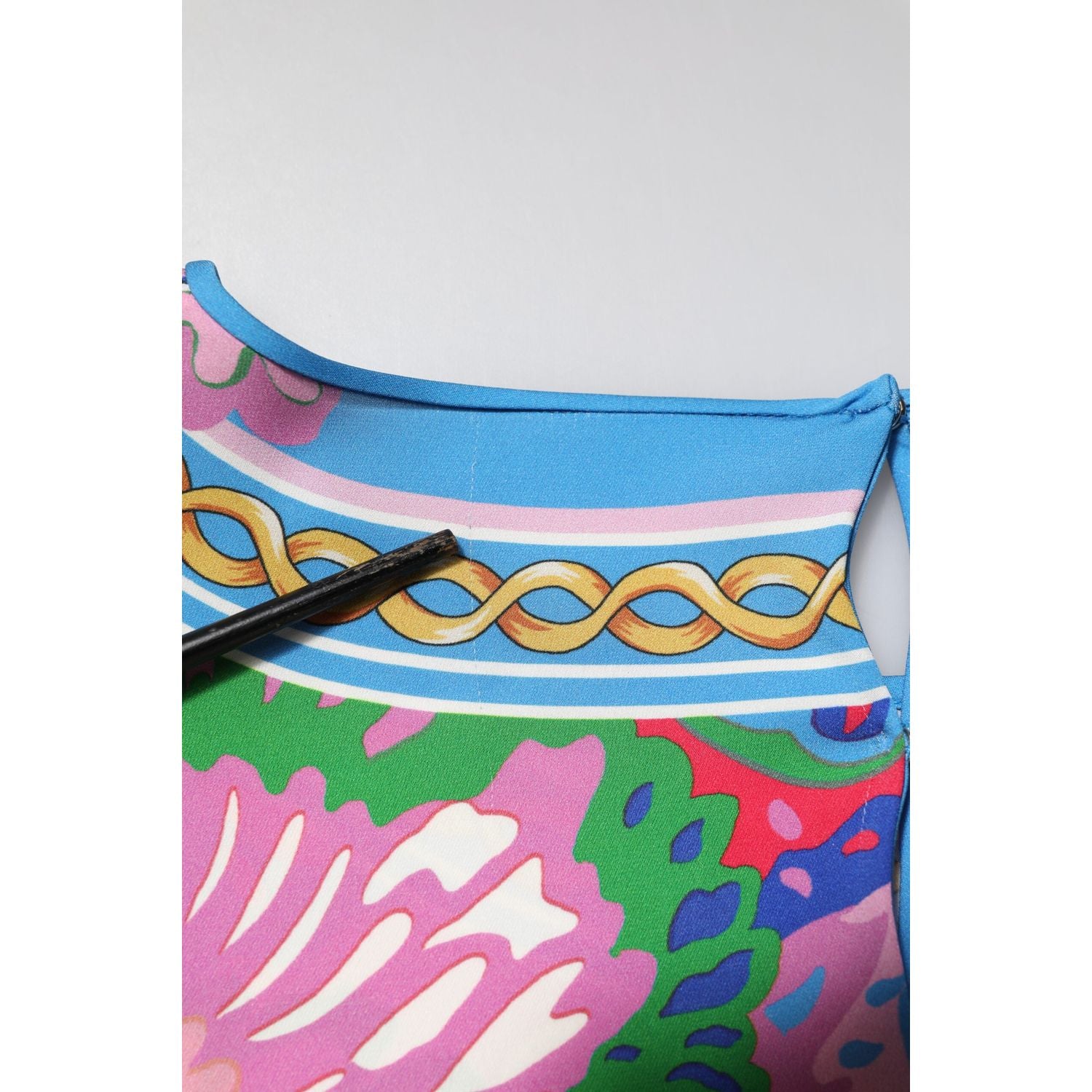 Front view with bag zipped and handles upright.
