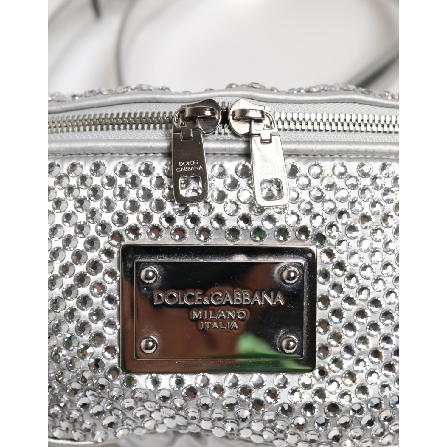 Front view with bag zipped and handles upright.