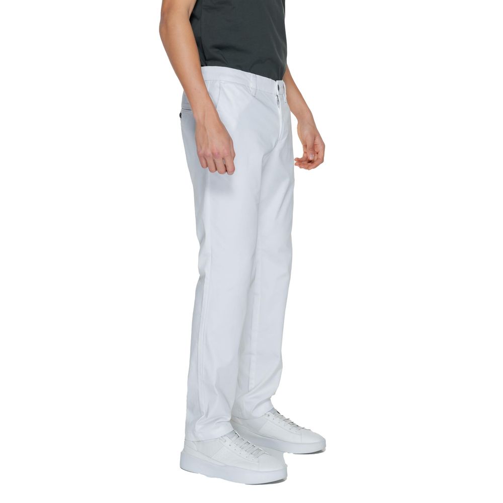 Front view with bag zipped and handles upright.