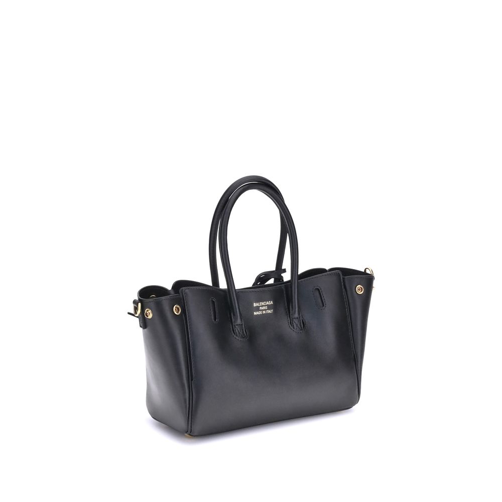Front view with bag zipped and handles upright.