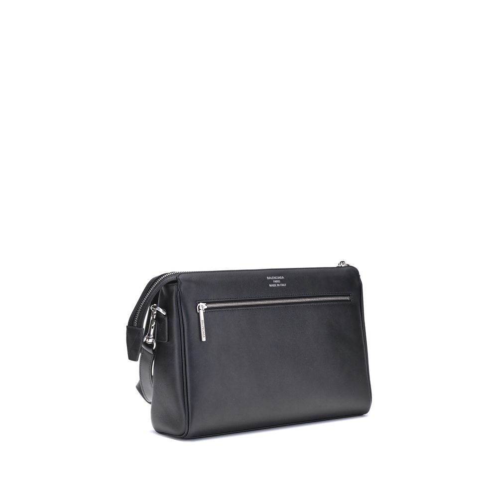 Front view with bag zipped and handles upright.