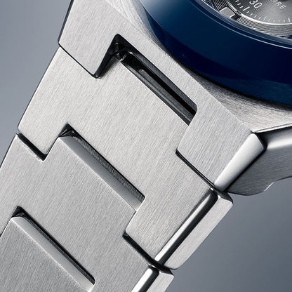 Close-up of CASIO EDIFICE Mod. SOLAR POWERED CHRONOGRAPH - BLUE with stainless steel bracelet.