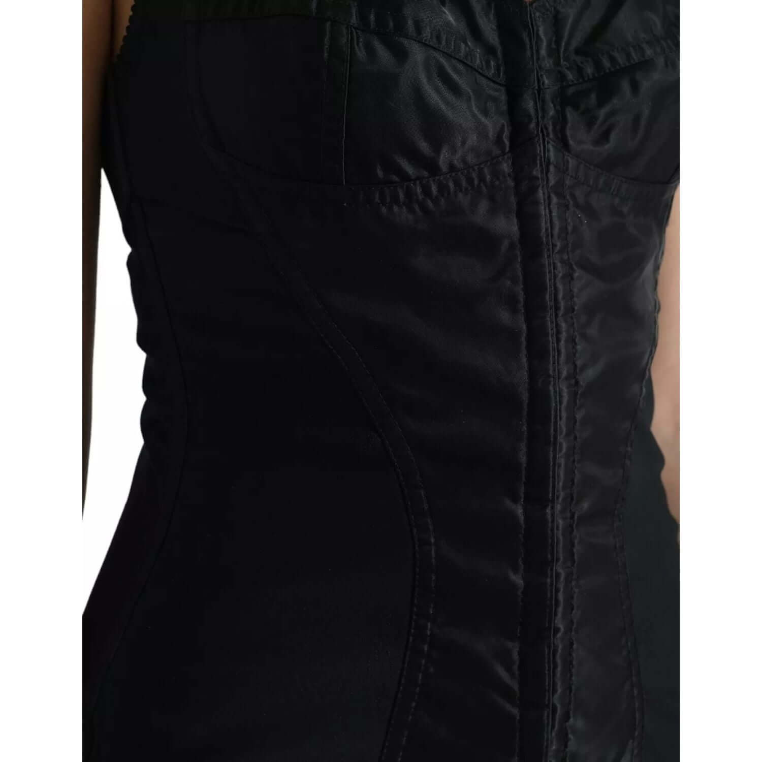 Front view with bag zipped and handles upright.