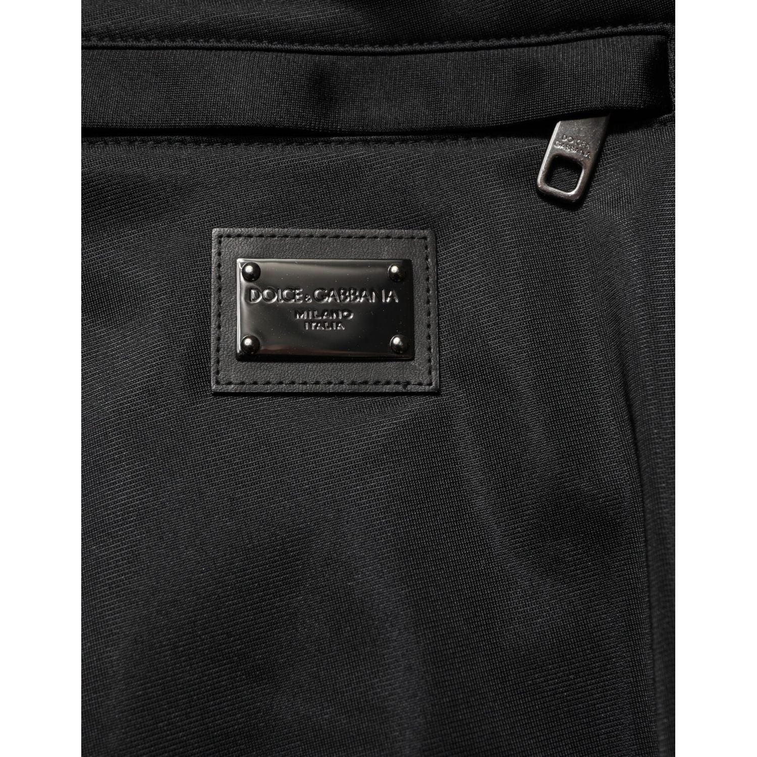 Front view with bag zipped and handles upright.