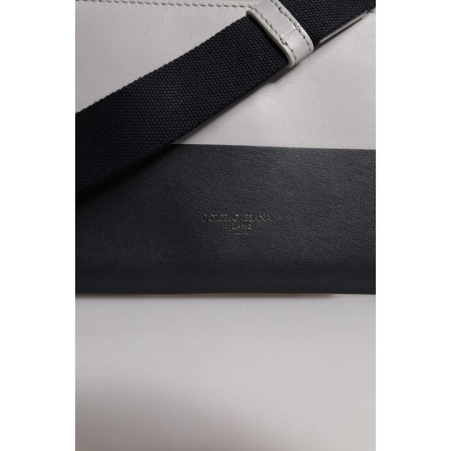 Front view with bag zipped and handles upright.
