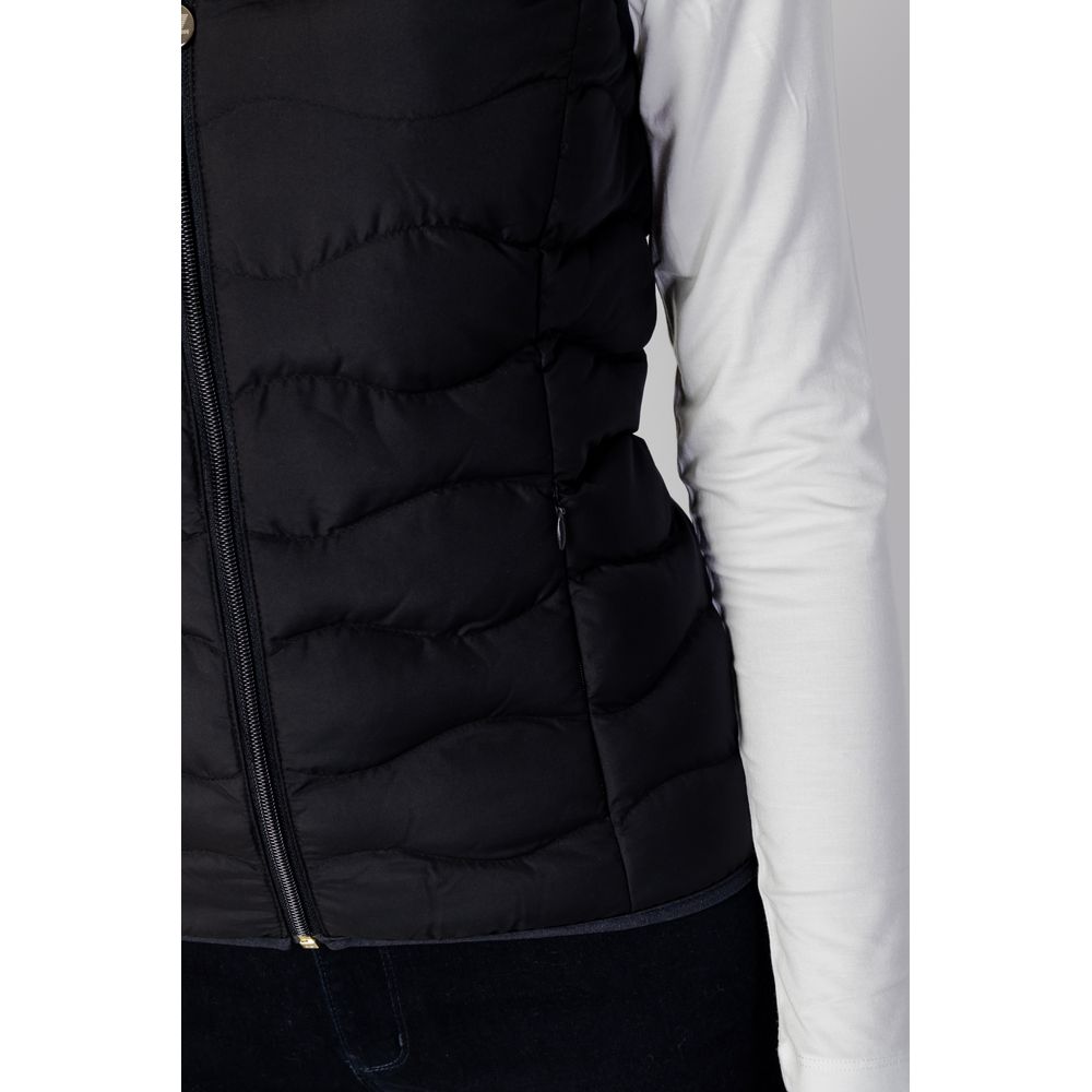 Front view with bag zipped and handles upright.