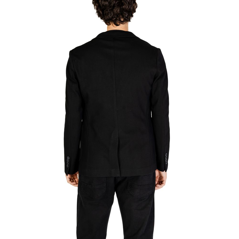 Front view with bag zipped and handles upright.
