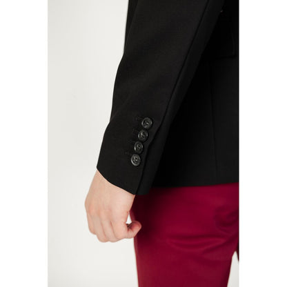 Detail of Gianni Lupo Black Cotton Blazer sleeve with buttons, highlighting quality and design.