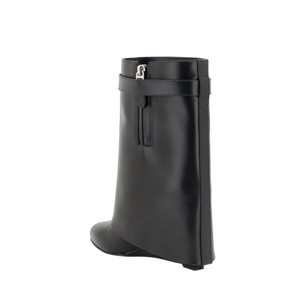 Front view with bag zipped and handles upright.