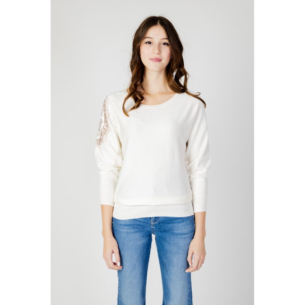 Guess White Viscose Sportswear, women's sweater with batwing sleeves and logo, model wearing white knitwear with jeans.