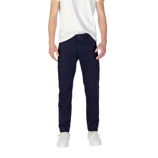 Man wearing Hugo Boss Blue Cotton Skinny Pant with white sneakers and t-shirt.