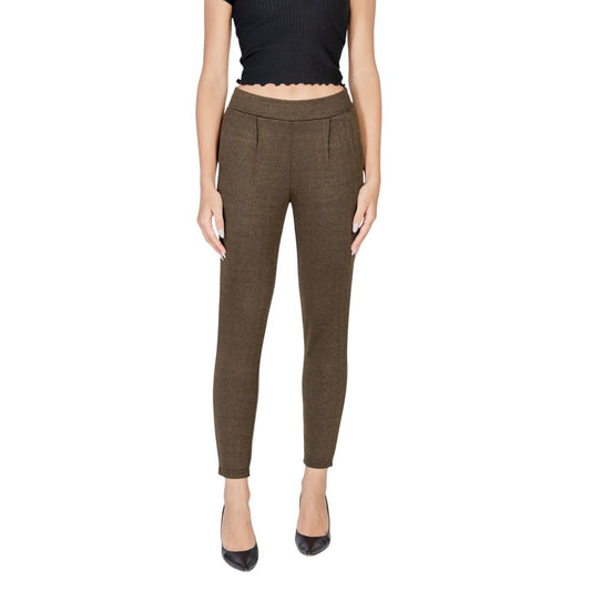 Woman wearing ICHI Green Polyester Skinny Pants in jacquard fabric, showcasing modern fit and style.
