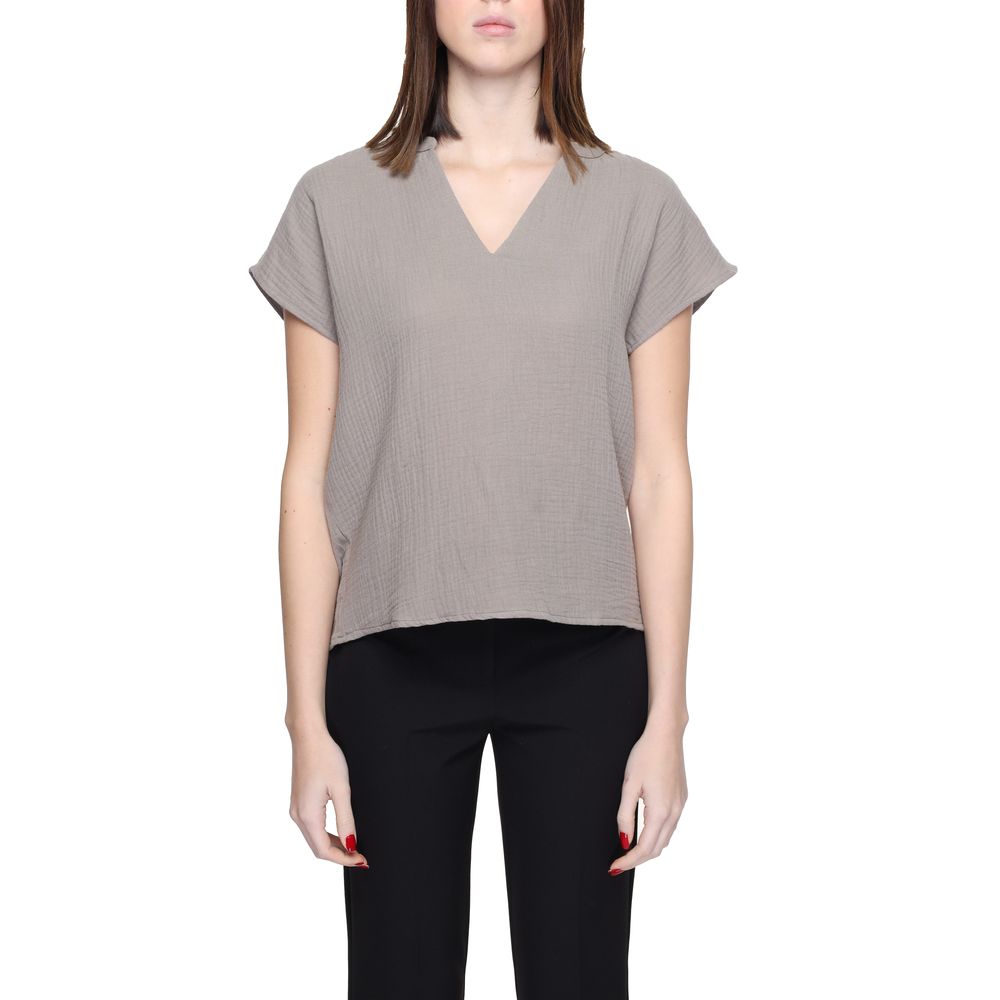 Jacqueline De Yong Beige Cotton Blouse with short sleeves, made of 80% cotton and 20% recycled cotton, worn by a female model.