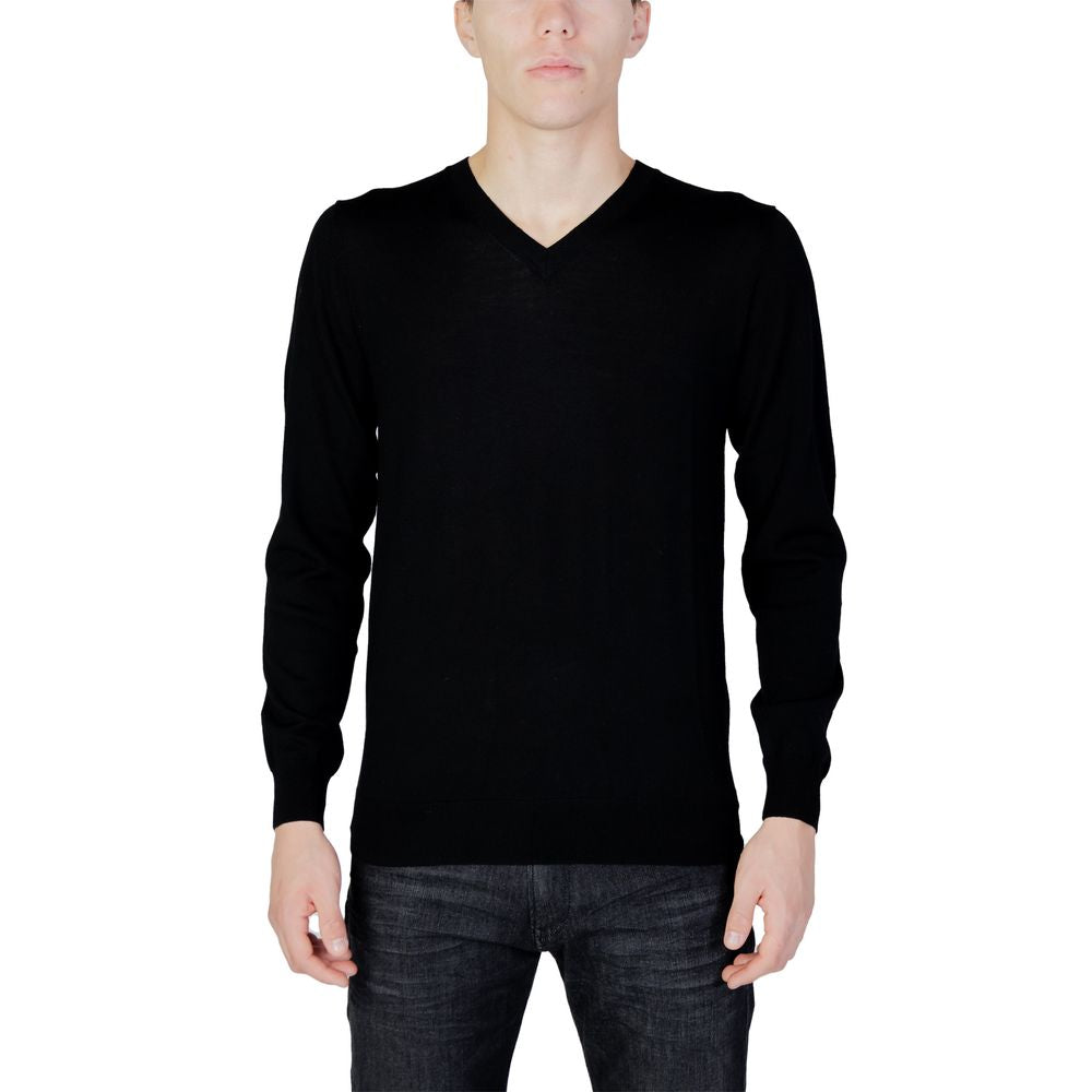 Man wearing Liu Jo Black Wool Sweatshirt with V-neckline and long sleeves