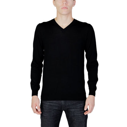 Man wearing Liu Jo Black Wool Sweatshirt with V-neckline and long sleeves