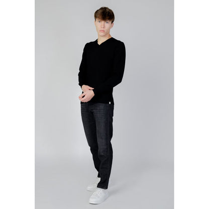 Model wearing Liu Jo Black Wool Sweatshirt with V-neck and long sleeves, perfect for casual or formal occasions.