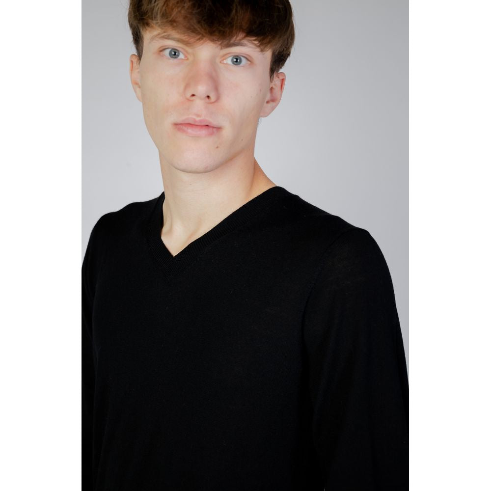 Man wearing Liu Jo Black Wool Sweatshirt with V-neck and long sleeves.