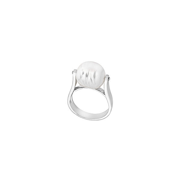 Elegant pearl ring from MAJORICA JEWELRY Mod. 14434.01.2.913.010.1 collection on a white background.