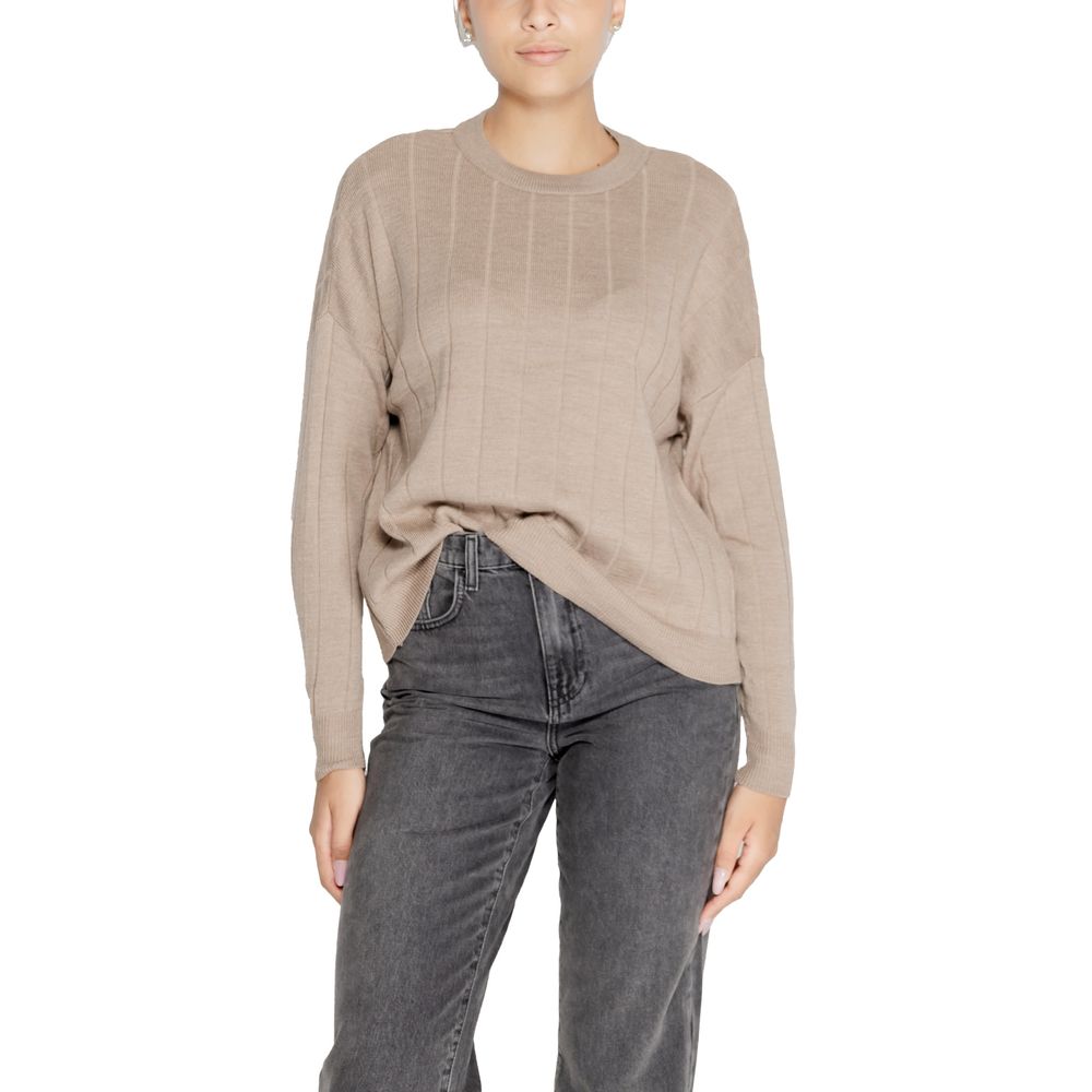 Woman wearing Only Beige Marabou Sweater from women's knitwear fall/winter collection, 100% acrylic