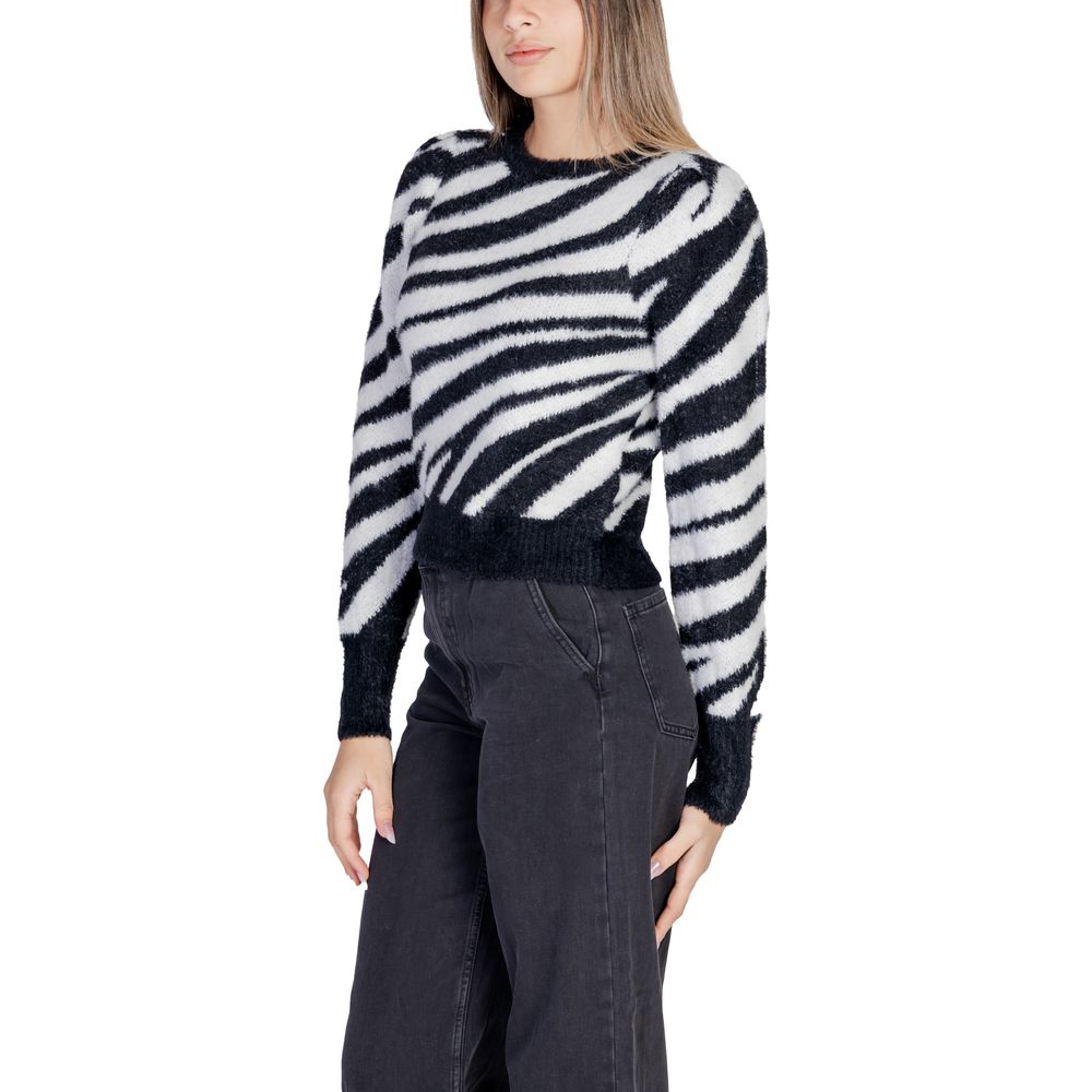 Model wearing the Only Black Nylon Sweater, women's knitwear for fall/winter, composed of 70% nylon and 30% acrylic.