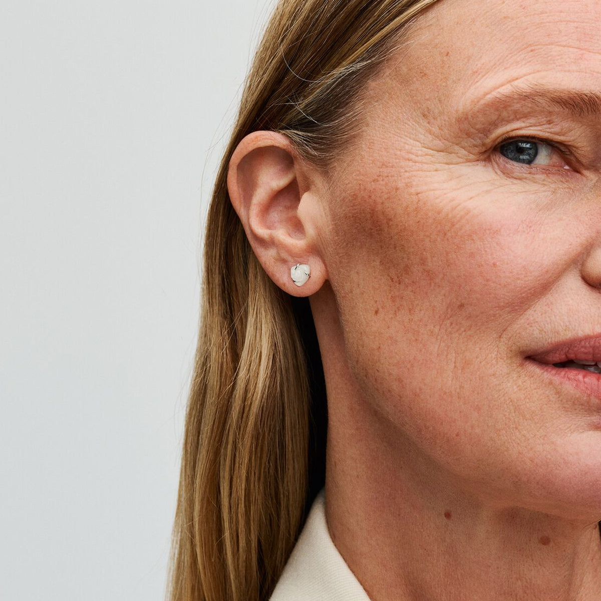 Woman wearing PANDORA JEWELRY Mod. 293209C01, showcasing elegant earring design.