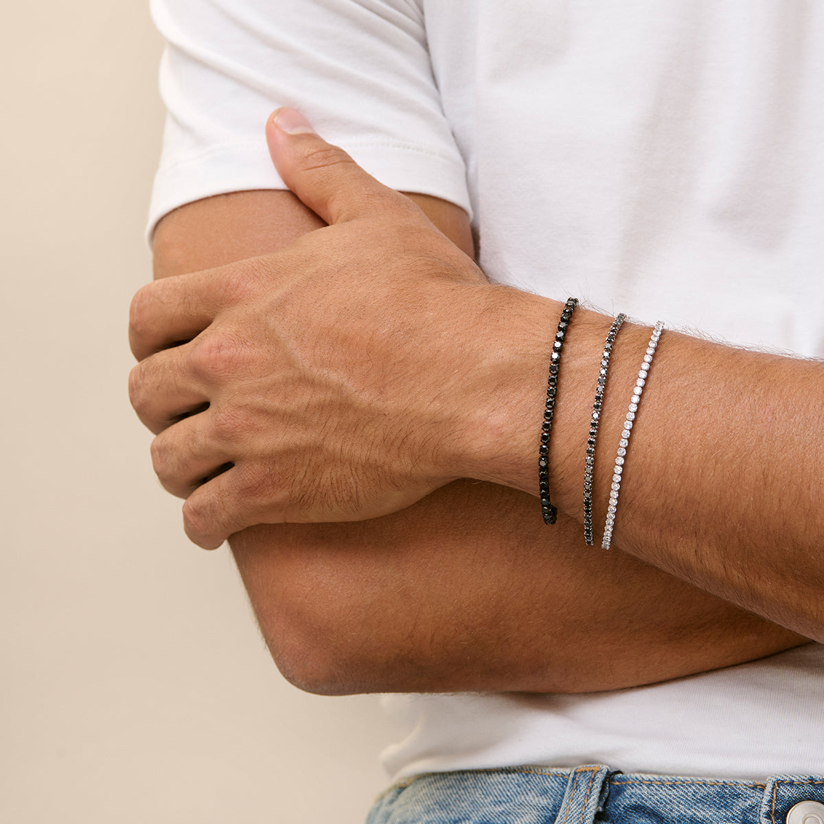 Person wearing elegant RADIANT JEWELS JEWELRY Mod. RH000325 bracelet on wrist