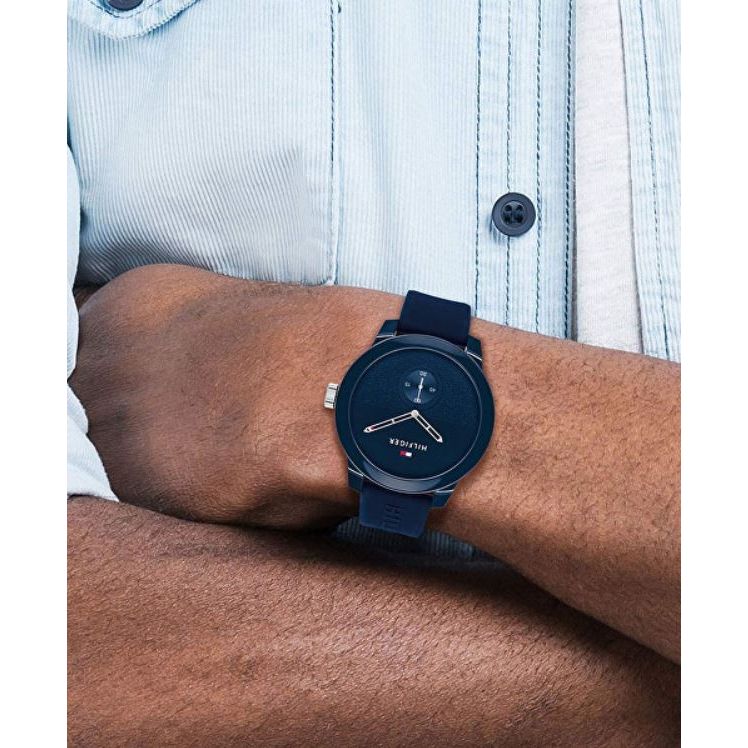 Gent wearing Tommy Hilfiger Mod. 1791803 quartz analog multifunction watch with mineral dial and 44 mm case.