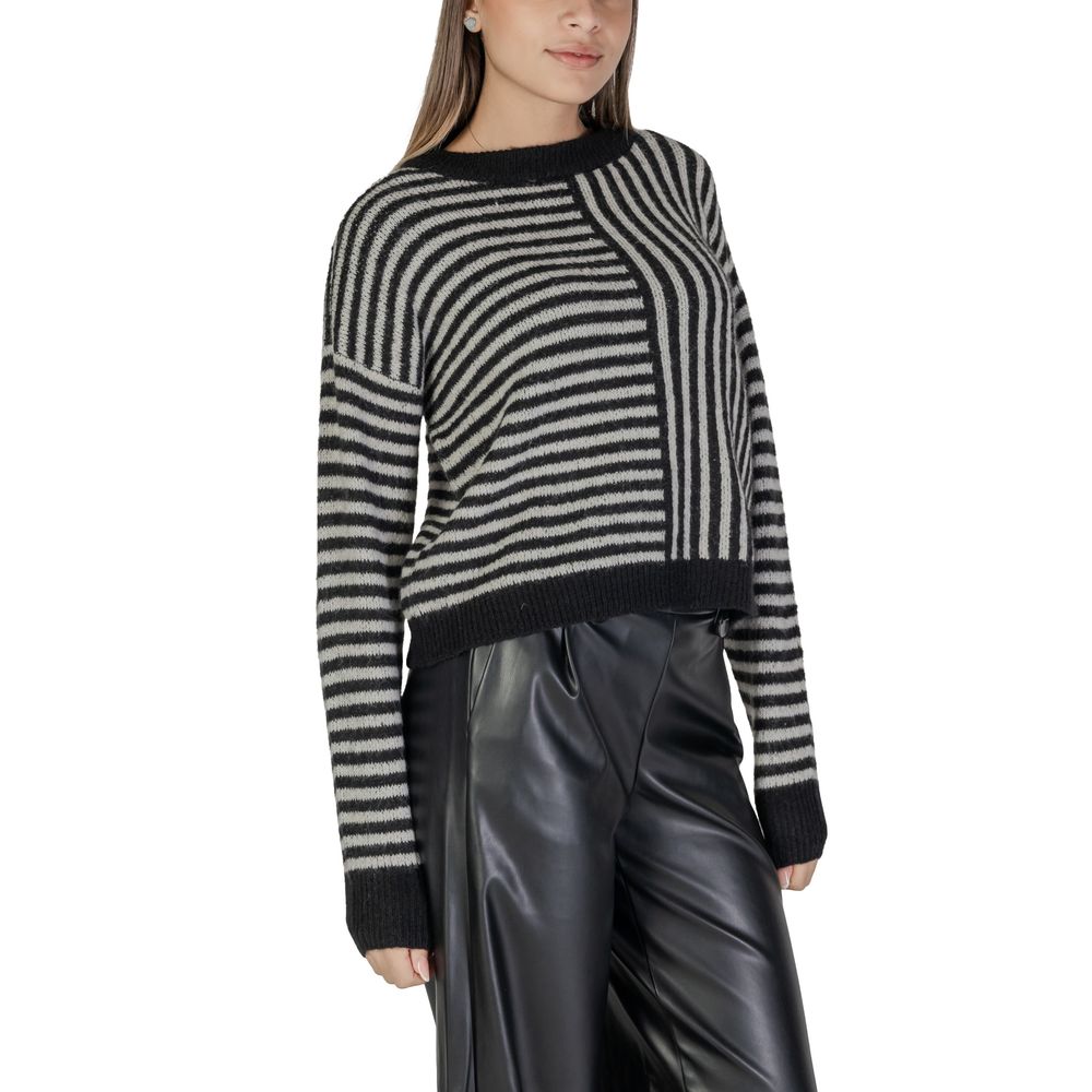 Vero Moda Black And White Recycled Polyester Sweater for women, Fall/Winter collection, knitwear with recycled materials.