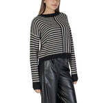 Vero Moda Black And White Recycled Polyester Sweater for women, Fall/Winter collection, knitwear with recycled materials.