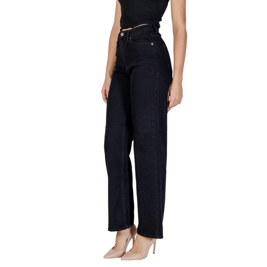Model wearing Vero Moda Black Cotton Mom Jean, fall/winter collection, 79% cotton, comfortable fit for women.