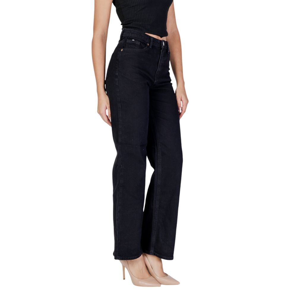Woman wearing Vero Moda Black Cotton Mom Jean, fall/winter collection, 79% cotton, 20% recycled cotton, 1% elastane/lycra.