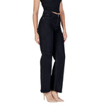 Woman wearing Vero Moda Black Cotton Mom Jean, fall/winter collection, 79% cotton, 20% recycled cotton, 1% elastane/lycra.