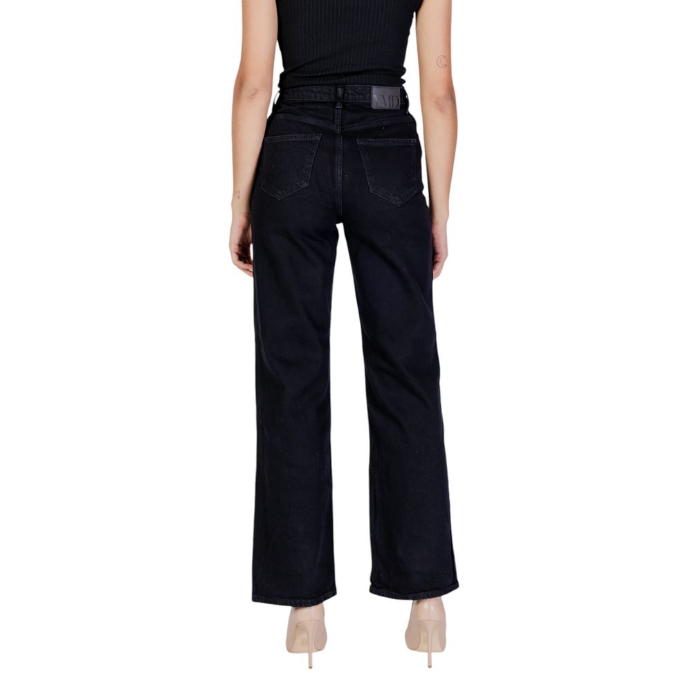 Back view of Vero Moda Black Cotton Mom Jean for fall/winter collection, featuring 79% cotton and recycled content.