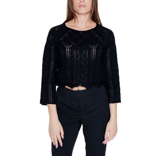 Woman wearing Vero Moda Black Cotton Sportswear top for spring and summer, made from 60% cotton and 40% acrylic.