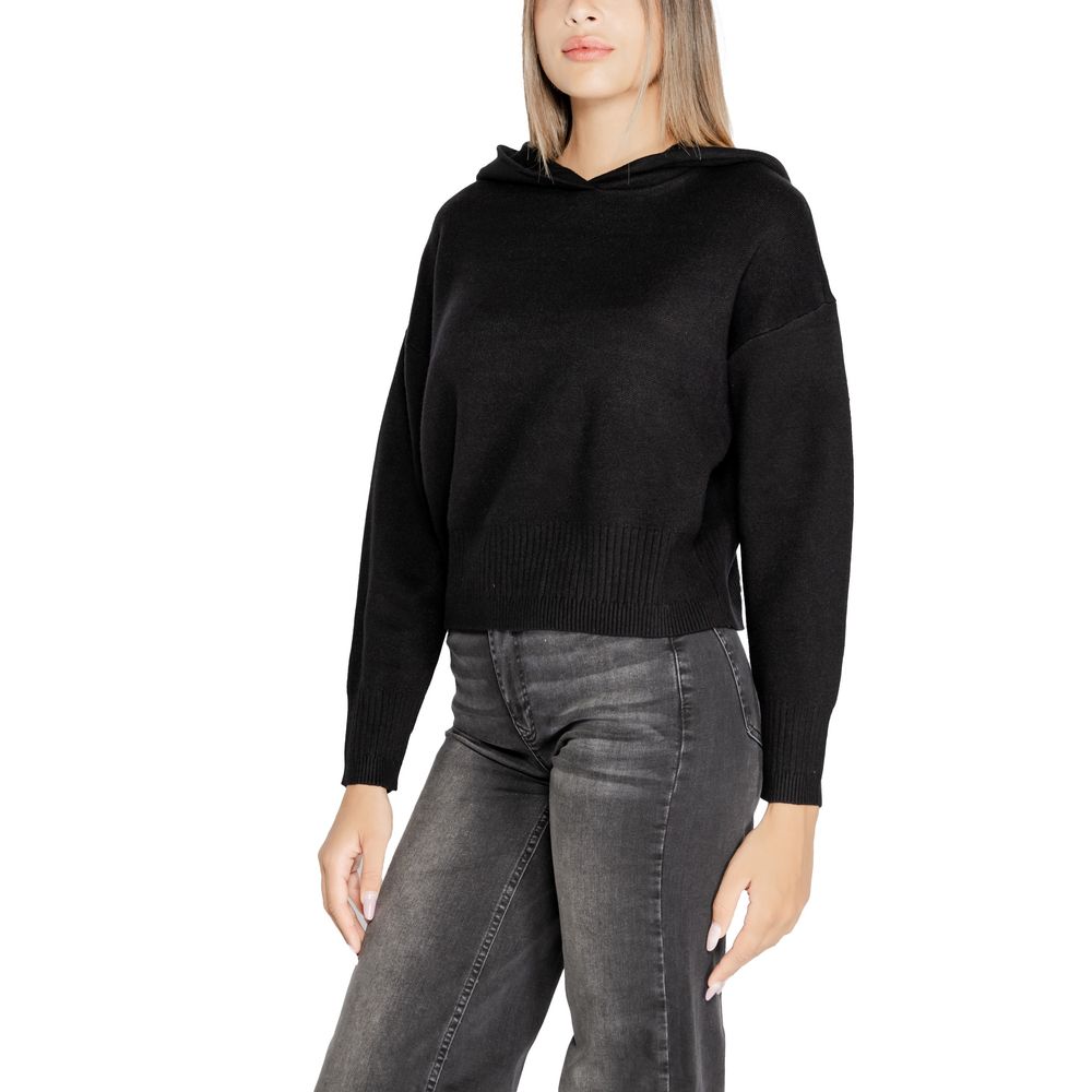 Vero Moda Black Viscose Sportswear, women's hooded sweater offering casual style and comfort, made from viscose, polyester, and nylon.