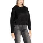 Vero Moda Black Viscose Sportswear, women's hooded sweater, comfortable viscose blend, casual style, front view, model in black jeans.