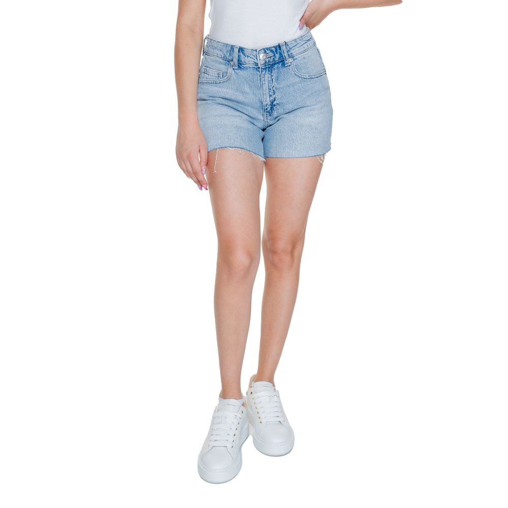 Woman wearing Vero Moda Light Blue Cotton Short, part of the Spring/Summer collection, made with 99% cotton and 1% elastane.