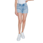 Woman wearing Vero Moda Light Blue Cotton Short, part of the Spring/Summer collection, made with 99% cotton and 1% elastane.